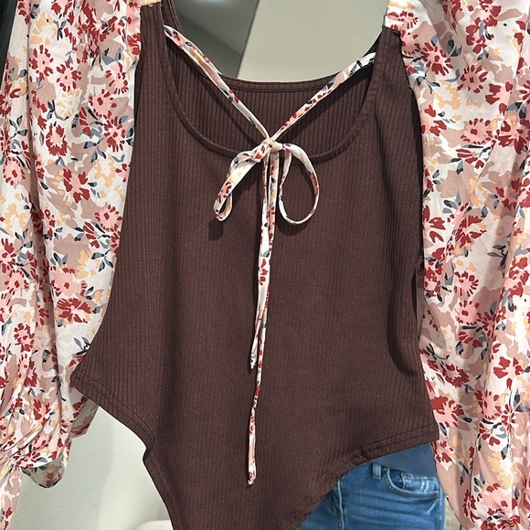 Brown bodysuit with floral sleeves - Picture 4 of 4